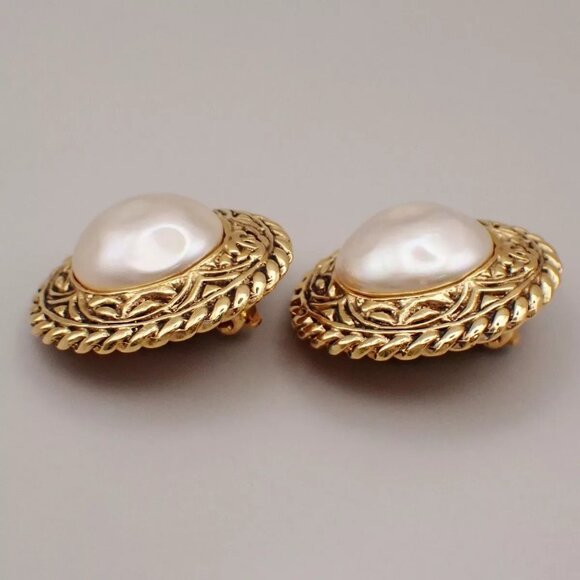 CHANEL CC Imitation Pearl Round Button Earrings Clip-On Gold France - Picture 14 of 16